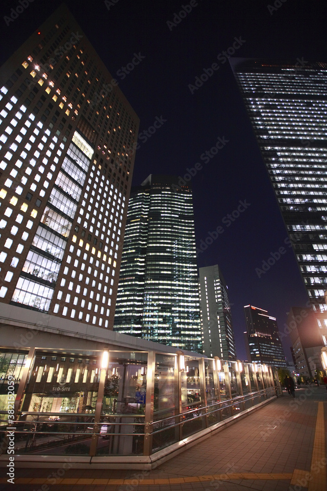 Fototapeta premium 高層ビルの夜景