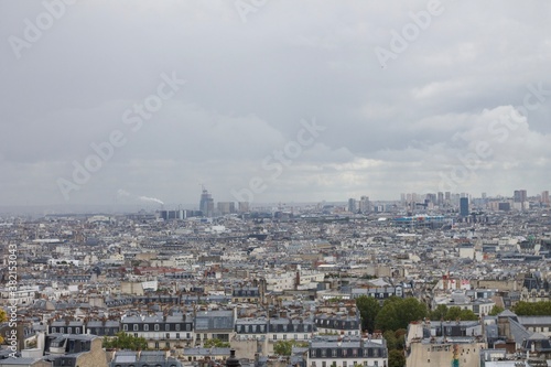 Vista di Parigi nuvolosa.