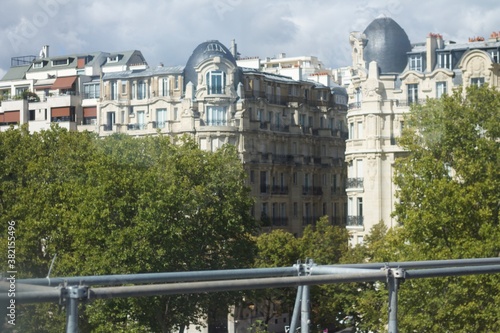 Vista rubata dal metro, Parigi. photo