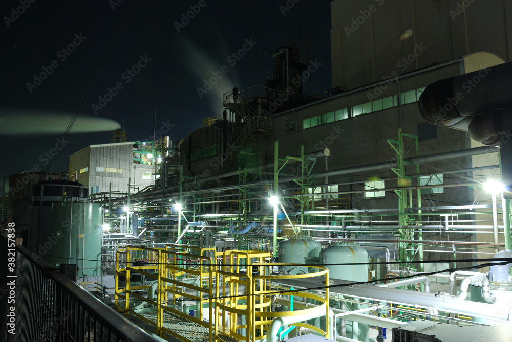 妖しい雰囲気の夜の工場 妖しい雰囲気の夜の工場