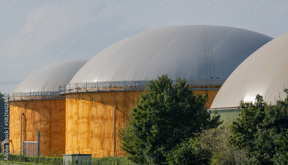 Fototapeta premium Biogasanlage zur Stromerzeugung und Energiegewinnung 