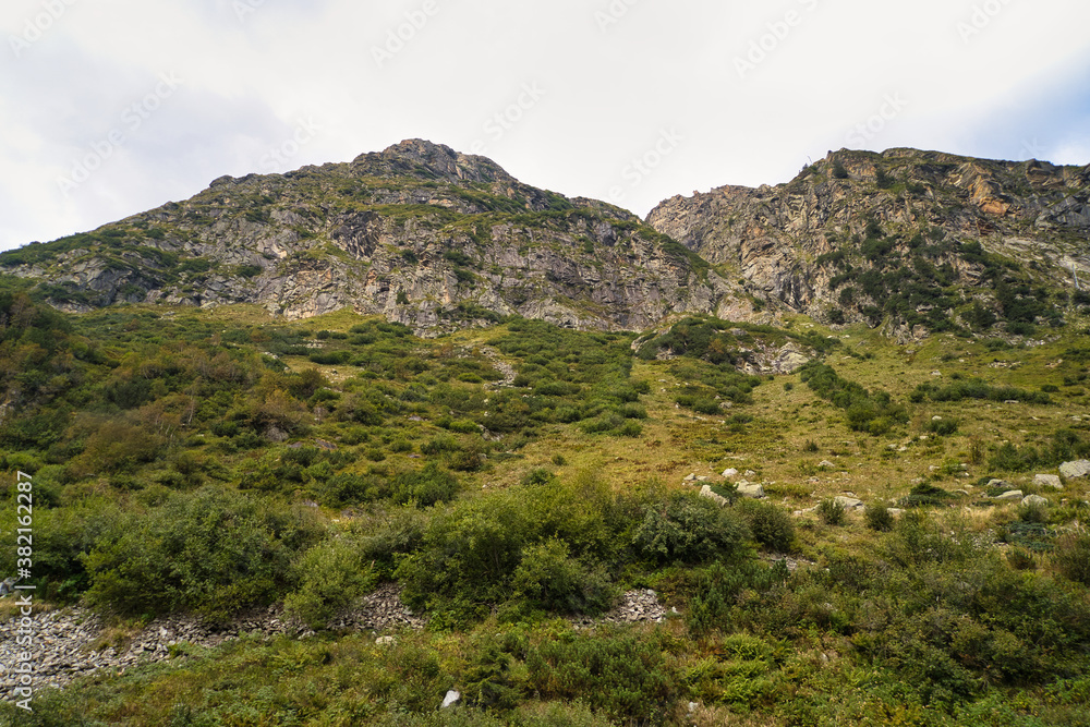 Herbstliche Berglandschaft in den Alpen in Österreich, Urlaub und Zeit zu zweit Herbstliche Berglandschaft in den Alpen in Österreich, Urlaub und Zeit zu zweit