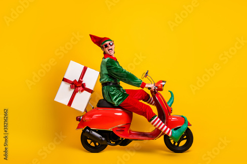 Fotografía Profile side view of his he nice attractive cheerful cheery crazy funny guy elf