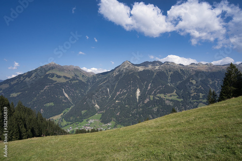 Eine Alm in den Alpen in Österreich, im Hintergrund die Berge