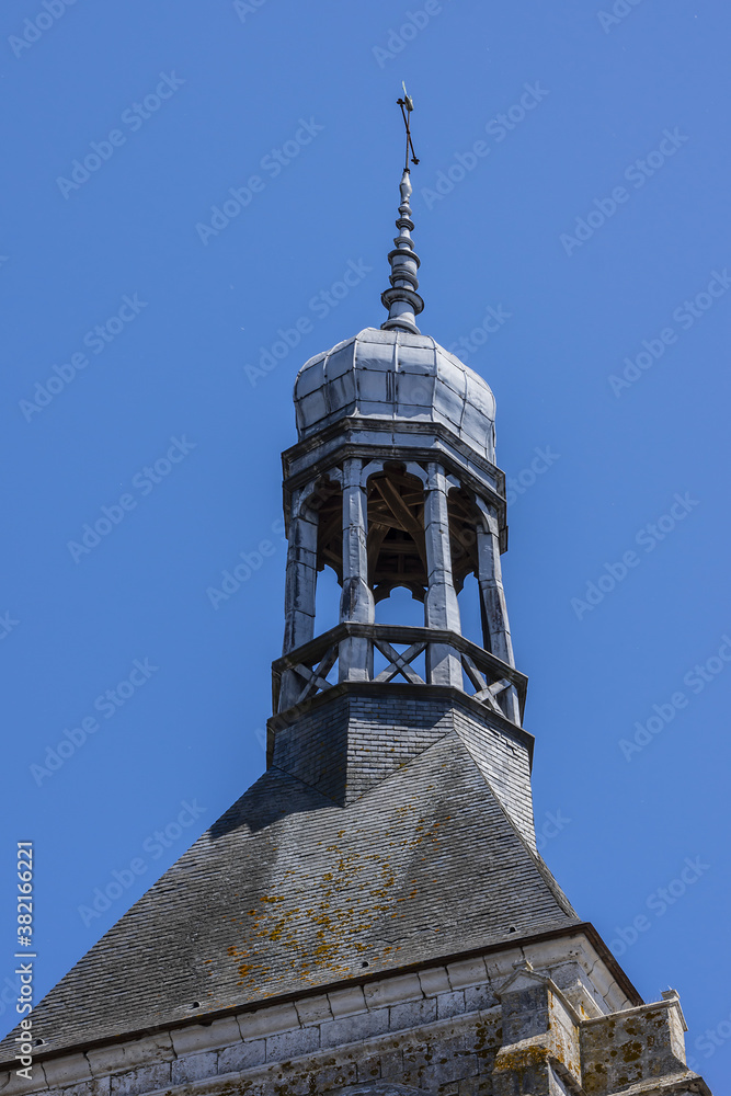 Obraz premium View Tour Notre-Dame-du-Val at end of rue Notre-Dame - tower is only surviving vestige of Notre-Dame-du-Val collegiate church, destroyed during French Revolution. Provin, France.
