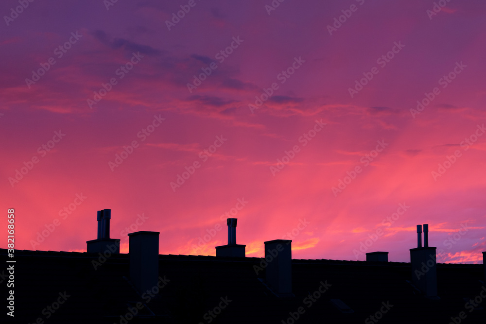 Häuserdach im Gegenlicht  bei Sonnenuntergang, Lila, Rosa, Blau Köln