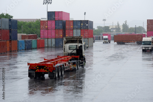 Quadro em tela Heavy rain in the international shipping port