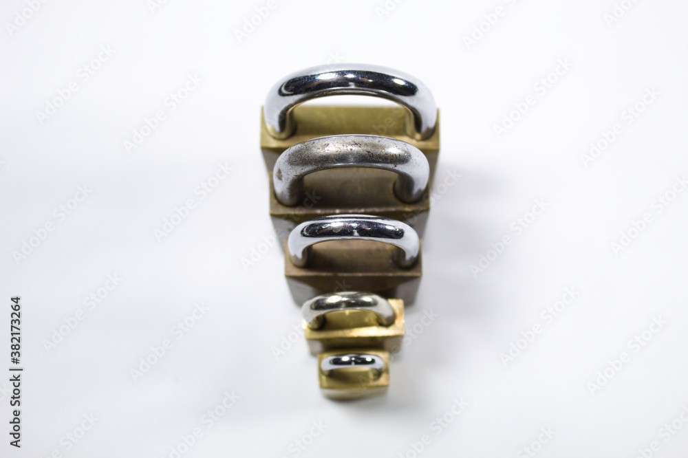 Cadeados de metal, dourados com fundo branco Cadeados de metal, dourados com fundo branco