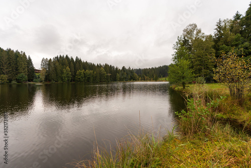 Rundweg am Schwarzsee bei Kitzb  hel in Tirol bei Regen und Wolken