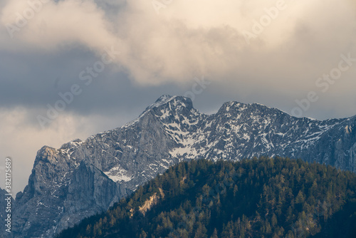 Wilder Kaiser mit Wolken vom Hechtsee bei Kufstein © lexpixelart