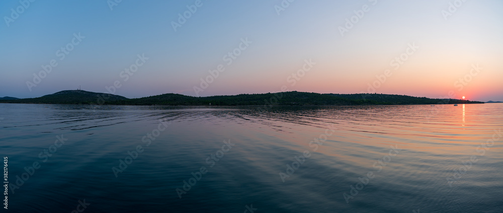 Sonnenuntergang am Meer in Pirovac Kroatien mit Stand up Paddle Panorama