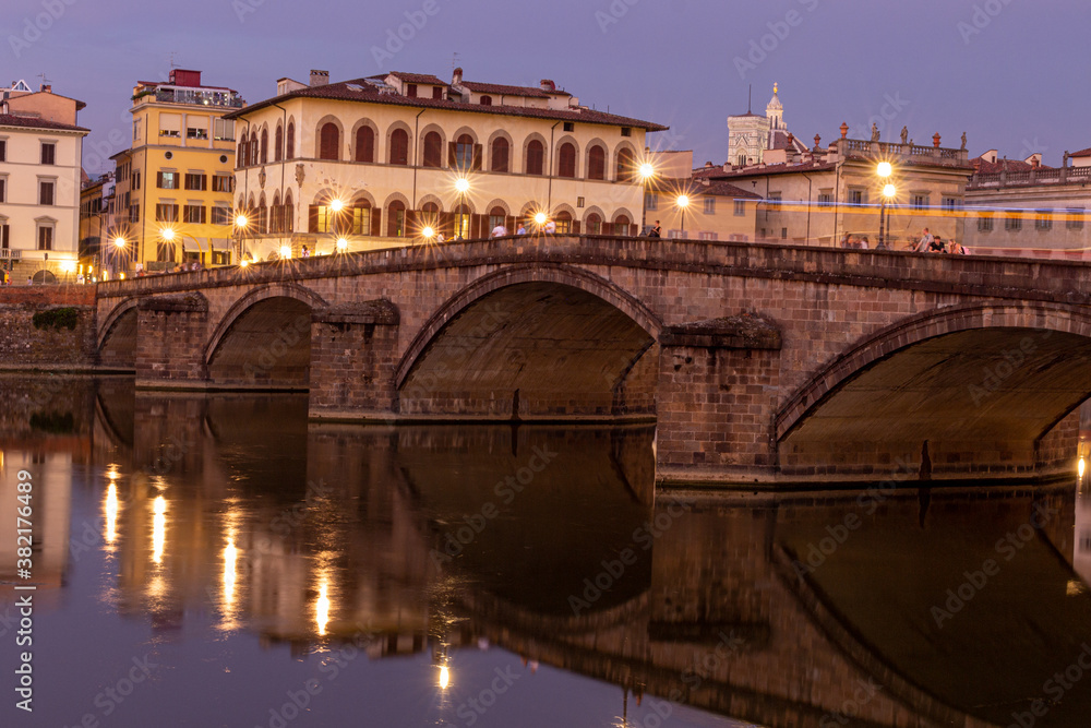 Vue du fleuve l'Arno à Florence, Italie.