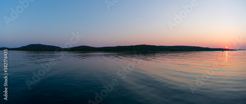 Sonnenuntergang am Meer in Pirovac Kroatien mit Stand up Paddle Panorama