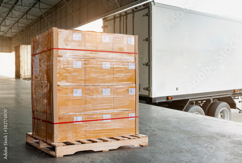 Foto Packaging Boxes Wrapped Plastic Film on Pallet Loading into Shipping Cargo Container