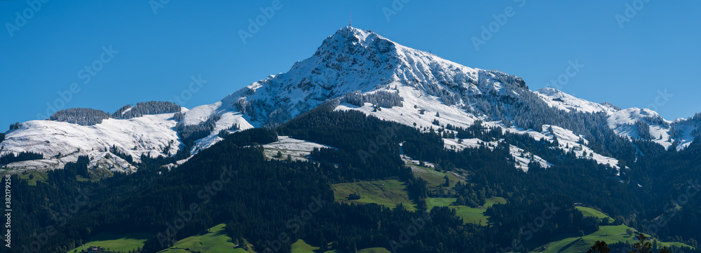 Kitzbüheler Horn mit ersten Schnee im September Panorama
