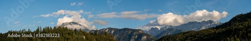 Wilder Kaiser Panorama vom Hechtsee mit Wolken und ersten Schnee im September