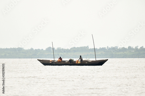 Sur le lac Togo