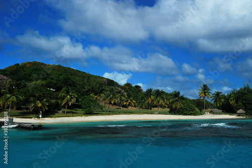 malownicza karaibska wysepka Petit Saint Vincent w lutym. Widok od strony morza. Biały piasek, błękitna woda dużo zieleni © Przemek