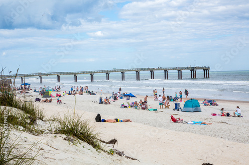 Fotografi St Augustine, Florid, the beach just south of St Augustine with people sun bathing and swimming
