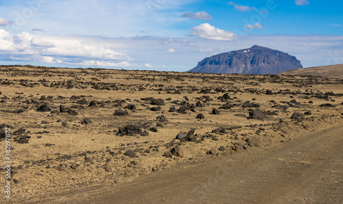 Eine Fahrt durchs isländische Hochland mit dem Vulkan Herðubreið