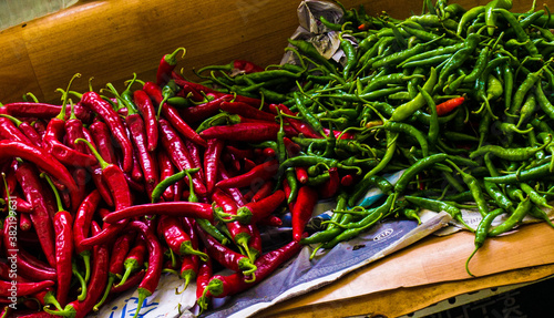 Obraz na plátně Guindillas o chiles o pimientos rojos y verdes