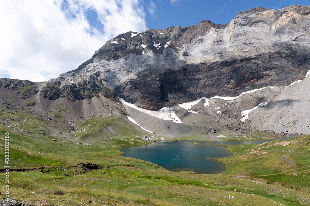 Lac de Barroude dans les Hautes-Pyrénées