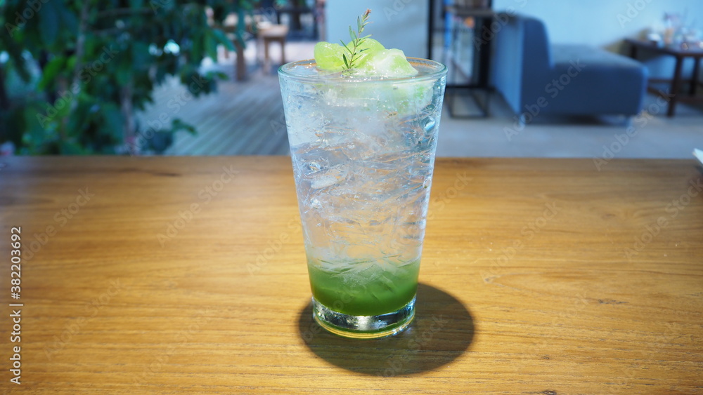 Kiwi fruit juice mixed with soda, sweet, delicious. Kiwi fruit juice mixed with soda, sweet, delicious.