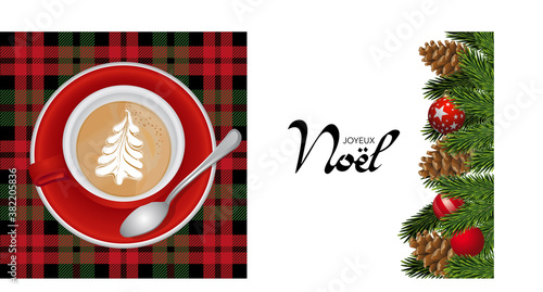 Carte pour un joyeux Noël gourmand - tasse de café avec la crème en forme de sapin sur une texture tissus - texte français, traduction : joyeux Noël.