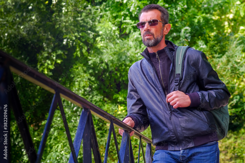 Portrait d'un homme debout Portrait d'un homme debout