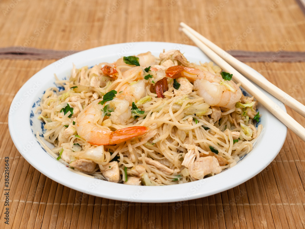 Stir-fried noodles with shrimp, chicken and vegetables