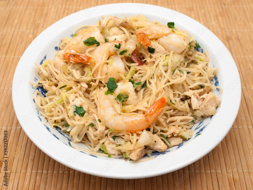 Stir-fried noodles with shrimp, chicken and vegetables Stir-fried noodles with shrimp, chicken and vegetables