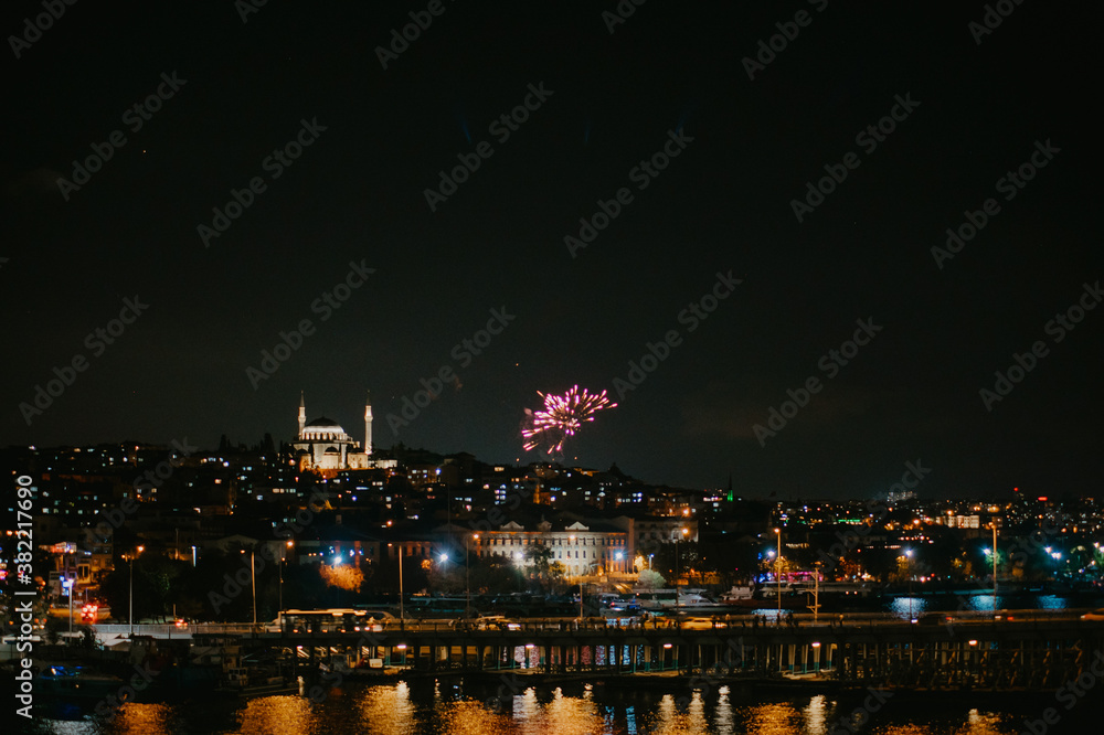 Naklejka premium beautiful and modern Istanbul at night. A fusion of Asian and European culture in one city. history and modernization in one place.