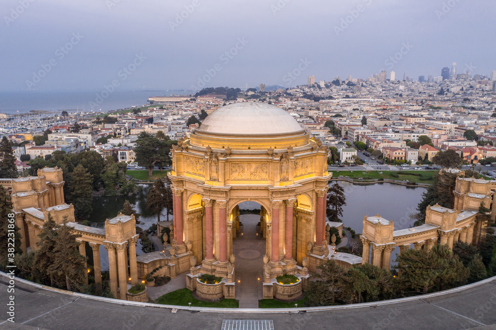 Obraz premium San Francisco Landmark in the Evening