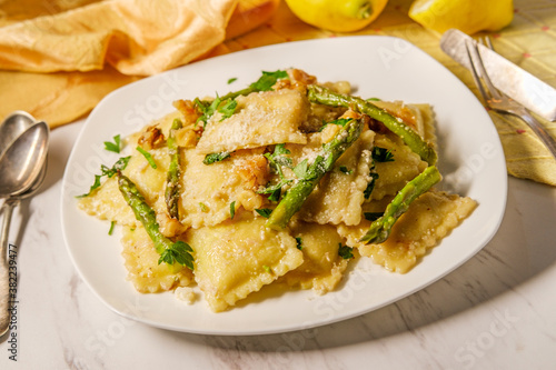 Cuadro en lienzo Cheese Ravioli Lemon Sauce