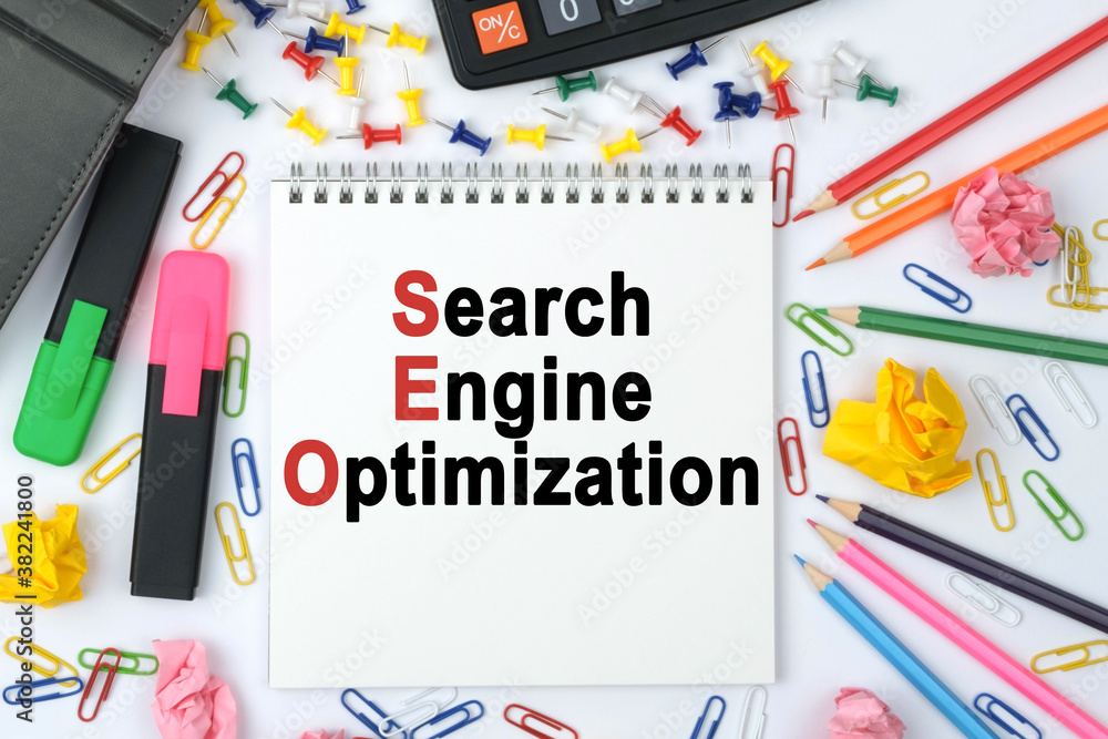 Obraz premium On the table is a calculator, diary, markers, pencils and a notebook with the inscription - Search Engine Optimization