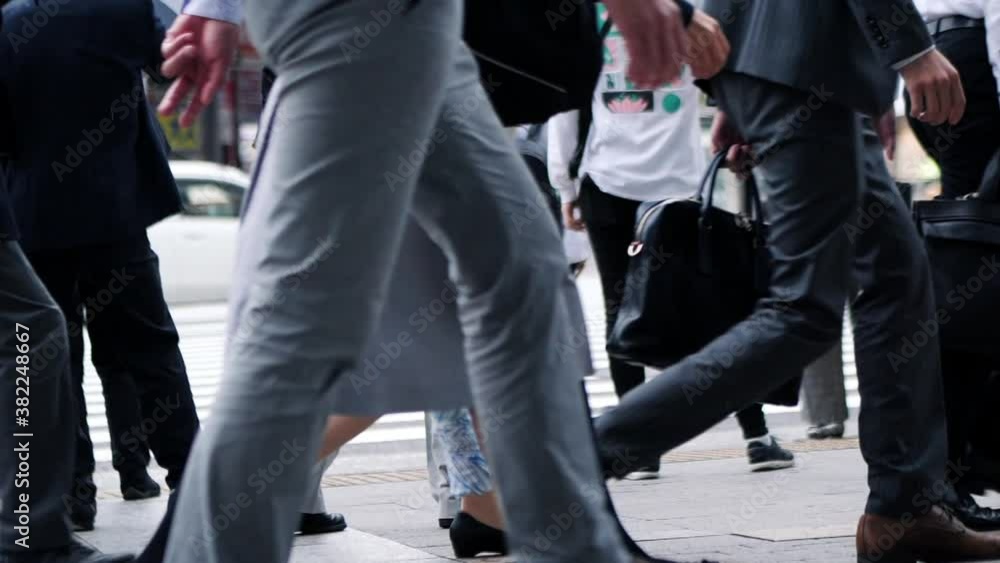 雨の日に出勤するビジネスマン