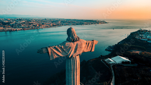 Foto Aerial view of Sanctuary of Christ the King, Santuario de Cristo Rei and Lisbon city, Portugal