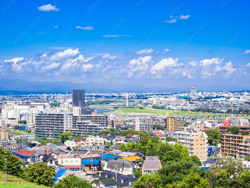 青空が広がる郊外の住宅地　東京