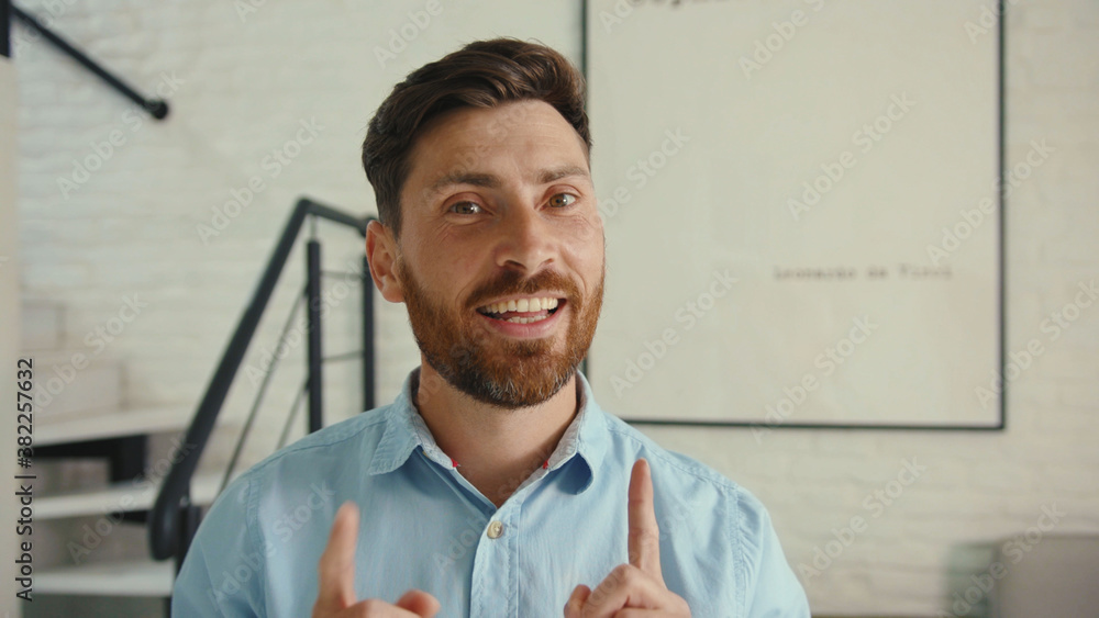 Obraz premium Close up face happy man dancing sings at home living room enjoy life funny dancer crazy cozy apartment positive slow motion