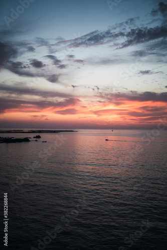 Paisaje del horizonte con atardecer en cadiz