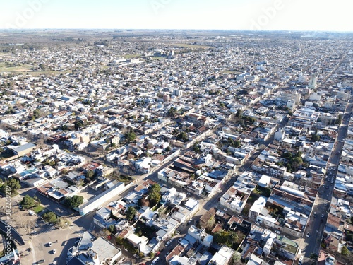 Foto aérea de una ciudad de casas bajas, con manzanas  siguiendo un formato cuadrado (Sistema Español). photo