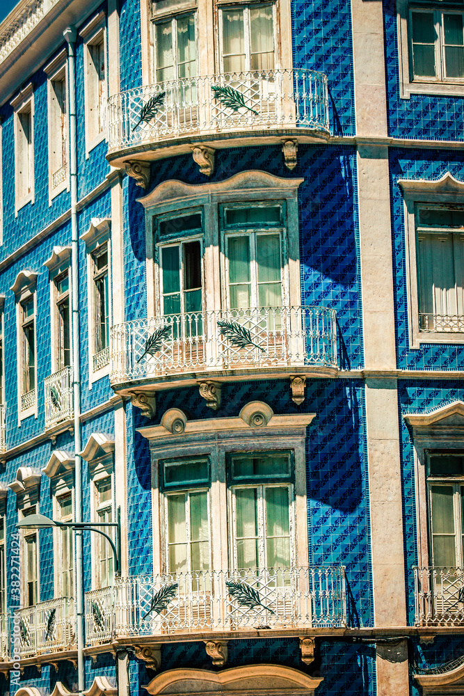 Obraz premium View of the facade of a building in the downtown of Lisbon in Portugal 