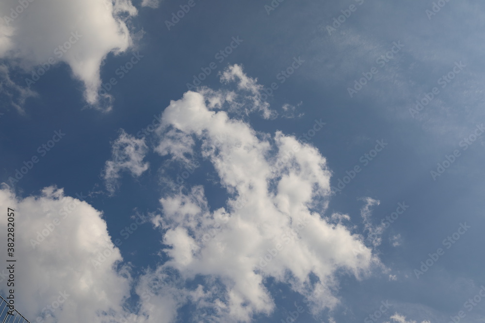 Fototapeta premium 파란 하늘과 흰 구름이 보이는 아름다운 풍경