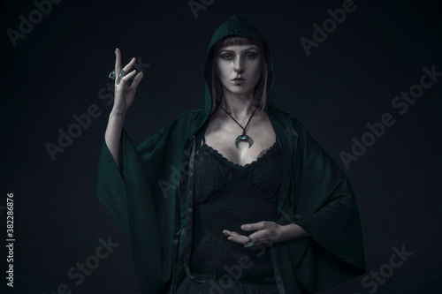 Fotografía Pagan sorceress summoning the power of the moon