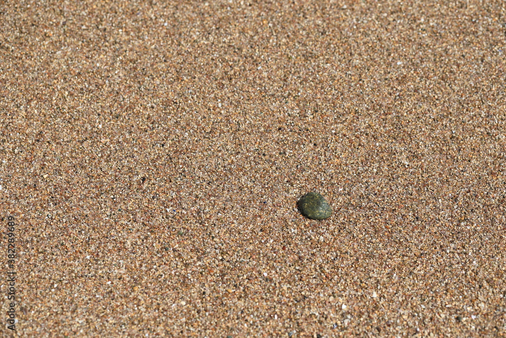 바닷가의 모래와 자갈이 보이는 아름다운 풍경