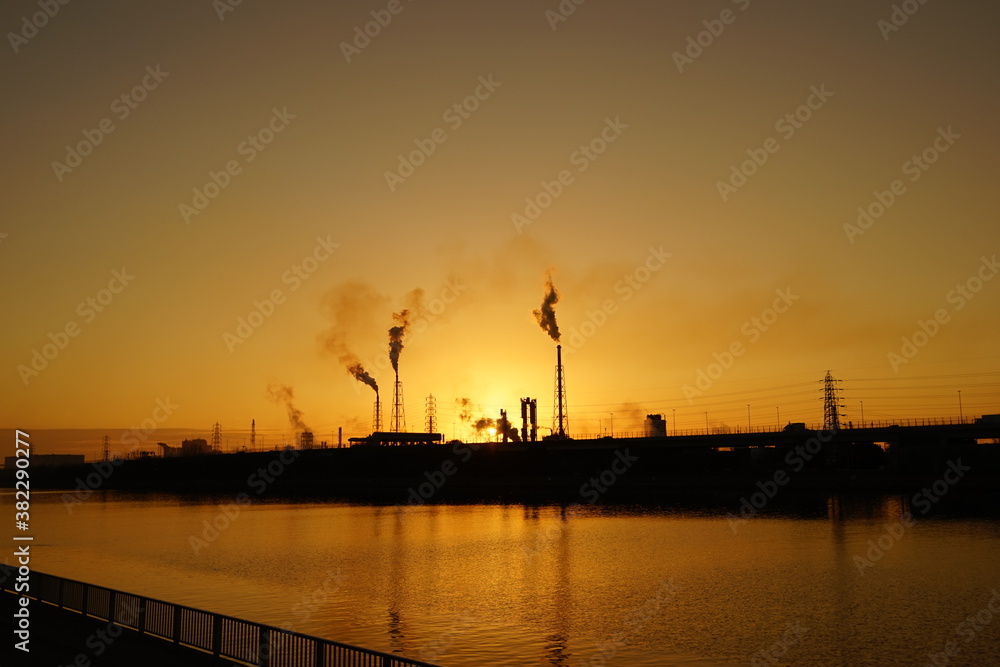 工業地帯のシルエットの夕景と運河