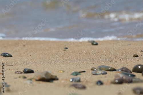 Wallpaper Mural 바닷가의 모래와 자갈이 보이는 아름다운 풍경 Torontodigital.ca