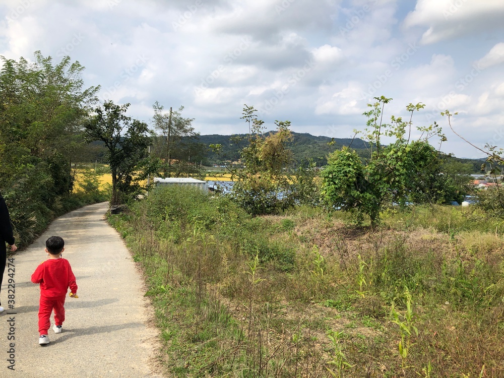 Fototapeta premium child walking in the park