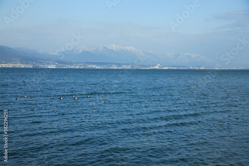琵琶湖と比良山系 © Paylessimages