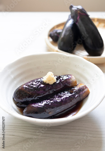 茄子の煮浸しとザルに入った茄子